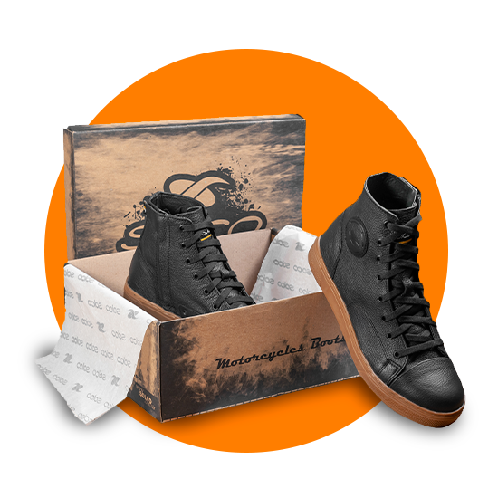 FOTO DE PAR DE BOTAS ACORDONADAS O ZAPATILLAS APRA MOTO CON PROTECCIONES EN PUNTERA TOBILLOS Y TALONES, ABROJO Y CIERRE. eSTILO URBANO 100% CUERO ARGENTINO VACUNO ORIGINAL SOLCO MODELO RAFEC